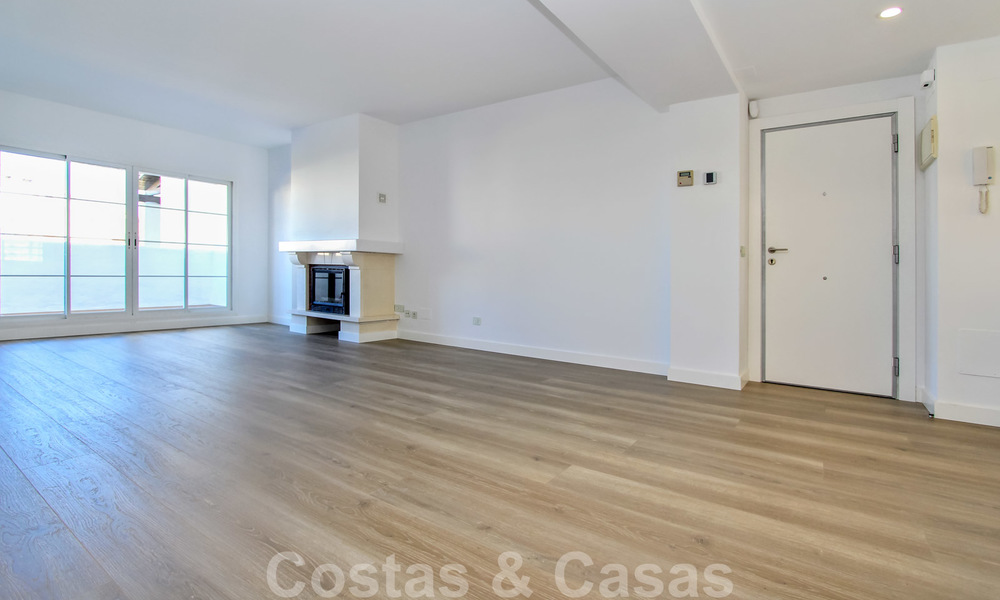 Un luminoso apartamento recientemente renovado a la venta en un magnífico complejo frente al mar, a poca distancia de la playa, de los servicios y de San Pedro, Marbella 21966