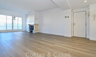 Un luminoso apartamento recientemente renovado a la venta en un magnífico complejo frente al mar, a poca distancia de la playa, de los servicios y de San Pedro, Marbella 21966 