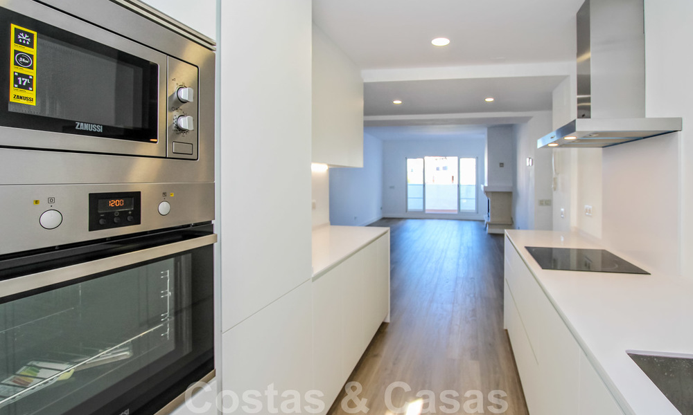 Un luminoso apartamento recientemente renovado a la venta en un magnífico complejo frente al mar, a poca distancia de la playa, de los servicios y de San Pedro, Marbella 21967