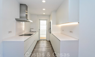 Un luminoso apartamento recientemente renovado a la venta en un magnífico complejo frente al mar, a poca distancia de la playa, de los servicios y de San Pedro, Marbella 21968 