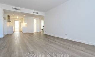 Un luminoso apartamento recientemente renovado a la venta en un magnífico complejo frente al mar, a poca distancia de la playa, de los servicios y de San Pedro, Marbella 21969 