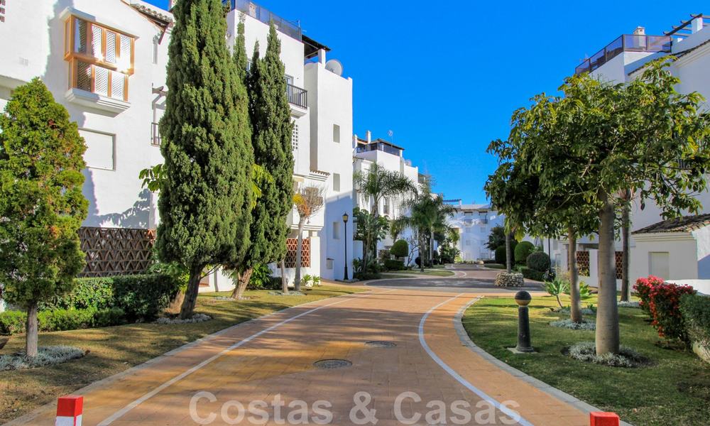 Un luminoso apartamento recientemente renovado a la venta en un magnífico complejo frente al mar, a poca distancia de la playa, de los servicios y de San Pedro, Marbella 21970