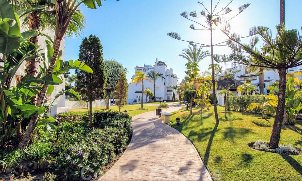 Un luminoso apartamento recientemente renovado a la venta en un magnífico complejo frente al mar, a poca distancia de la playa, de los servicios y de San Pedro, Marbella 21971