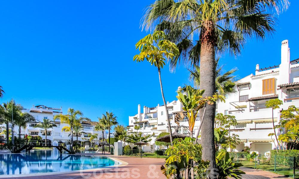 Un luminoso apartamento recientemente renovado a la venta en un magnífico complejo frente al mar, a poca distancia de la playa, de los servicios y de San Pedro, Marbella 21972