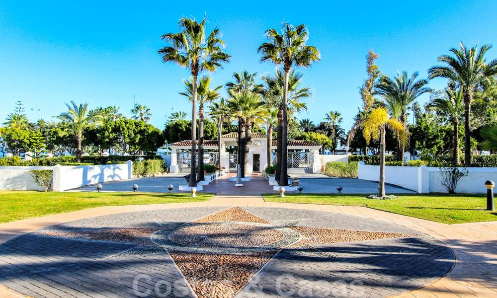 Un luminoso apartamento recientemente renovado a la venta en un magnífico complejo frente al mar, a poca distancia de la playa, de los servicios y de San Pedro, Marbella 21974