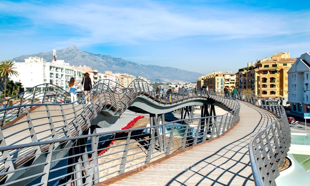 Un luminoso apartamento recientemente renovado a la venta en un magnífico complejo frente al mar, a poca distancia de la playa, de los servicios y de San Pedro, Marbella 21976