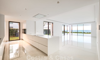 Apartamento ultra lujoso y vanguardista frente a la playa en venta en un exclusivo complejo en la Nueva Milla de Oro, Estepona Este 22007 