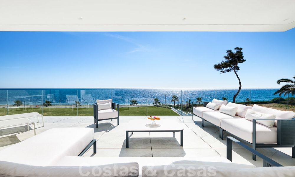 Reventa privada. Apartamento ultra lujoso y vanguardista frente a la playa en venta en un exclusivo complejo en la Nueva Milla de Oro, Estepona - Marbella. Precio reducido! 22048