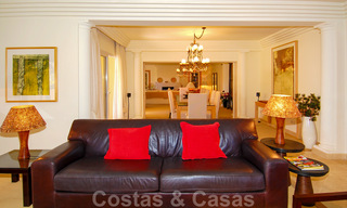 Apartamento de lujo espacioso a la venta en Nueva Andalucía, Marbella 22836 