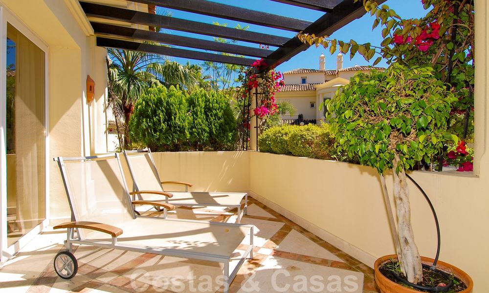 Apartamento de lujo espacioso a la venta en Nueva Andalucía, Marbella 22838