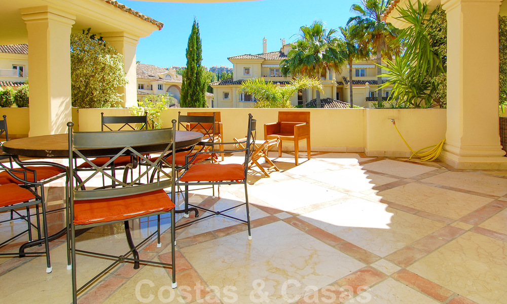 Apartamento de lujo espacioso a la venta en Nueva Andalucía, Marbella 22855