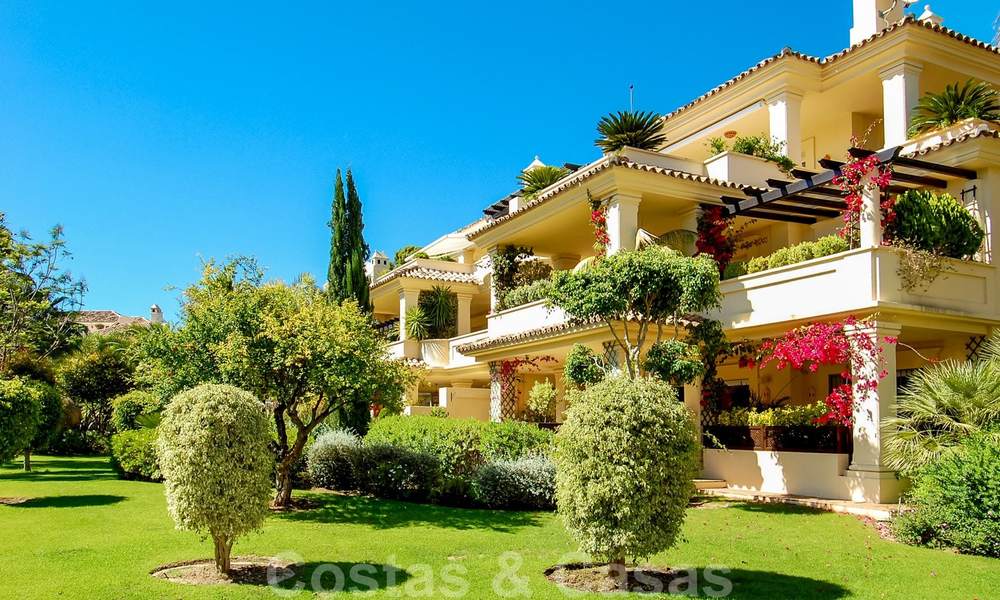 Apartamento de lujo espacioso a la venta en Nueva Andalucía, Marbella 22870
