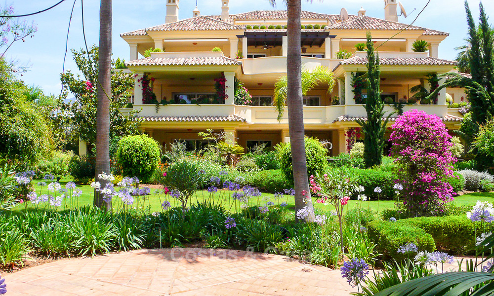 Las Alamandas: Apartamentos y áticos de lujo a la venta en un exclusivo complejo de golf en primera línea en Nueva-Andalucía, Marbella 22801