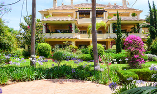Las Alamandas: Apartamentos y áticos de lujo a la venta en un exclusivo complejo de golf en primera línea en Nueva-Andalucía, Marbella 22801 