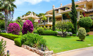 Las Alamandas: Apartamentos y áticos de lujo a la venta en un exclusivo complejo de golf en primera línea en Nueva-Andalucía, Marbella 22802 