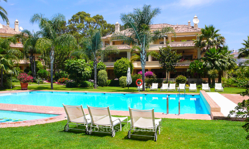 Las Alamandas: Apartamentos y áticos de lujo a la venta en un exclusivo complejo de golf en primera línea en Nueva-Andalucía, Marbella 22803