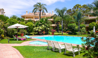 Las Alamandas: Apartamentos y áticos de lujo a la venta en un exclusivo complejo de golf en primera línea en Nueva-Andalucía, Marbella 22804 