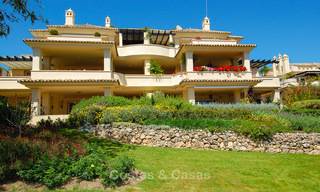 Las Alamandas: Apartamentos y áticos de lujo a la venta en un exclusivo complejo de golf en primera línea en Nueva-Andalucía, Marbella 22814 
