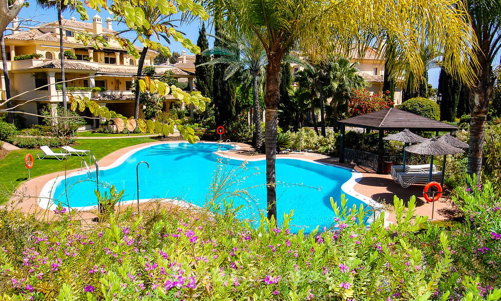 Las Alamandas: Apartamentos y áticos de lujo a la venta en un exclusivo complejo de golf en primera línea en Nueva-Andalucía, Marbella 22816