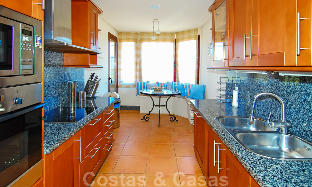 Gran Bahia: Apartamentos de lujo en venta cerca de la playa en un prestigioso complejo, justo al este de la ciudad de Marbella 23014
