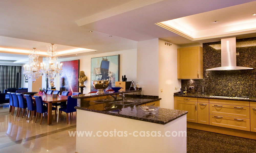 Oasis de Banus: Apartamentos de lujo frente a la playa en venta en la Milla de Oro, Marbella, a poca distancia de Puerto Banús 23063