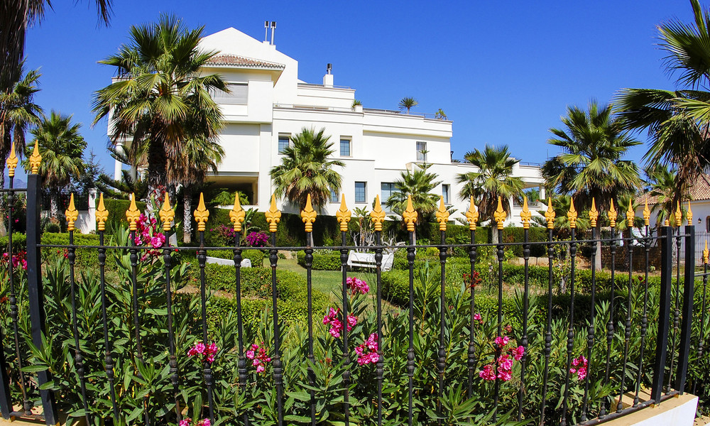 Oasis de Banus: Apartamentos de lujo frente a la playa en venta en la Milla de Oro, Marbella, a poca distancia de Puerto Banús 23068