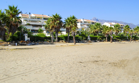Oasis de Banus: Apartamentos de lujo frente a la playa en venta en la Milla de Oro, Marbella, a poca distancia de Puerto Banús 23071