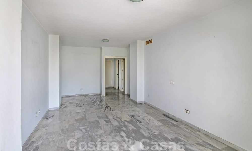 Amplio apartamento de 3 dormitorios en venta en Nueva Andalucía - Marbella, a poca distancia de la playa y Puerto Banús 23122