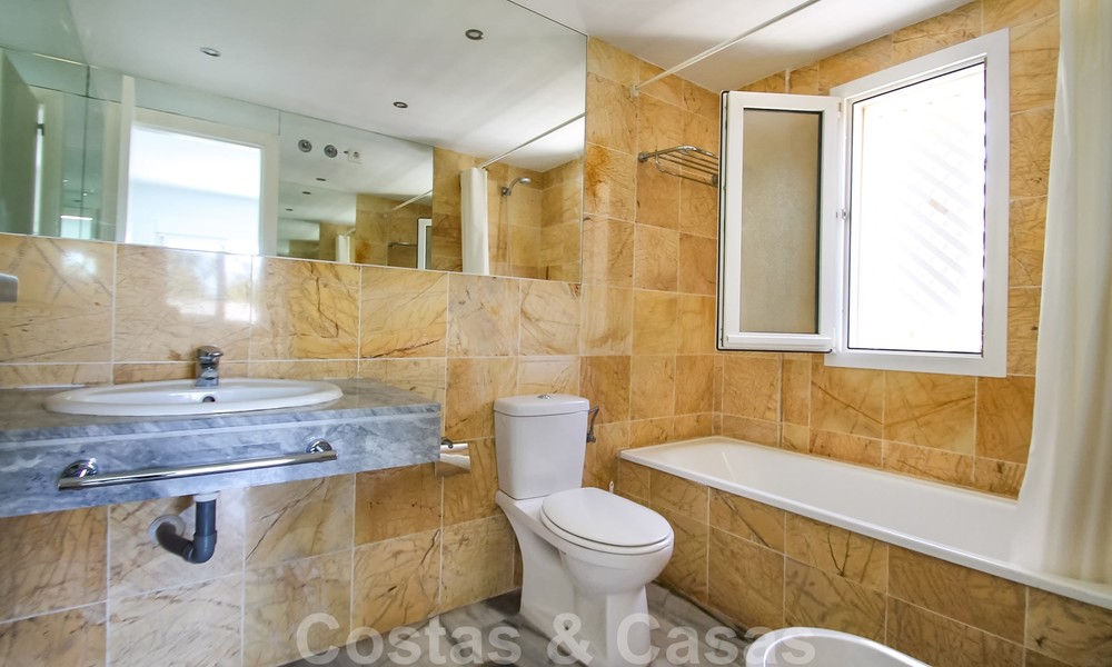 Amplio apartamento de 3 dormitorios en venta en Nueva Andalucía - Marbella, a poca distancia de la playa y Puerto Banús 23124
