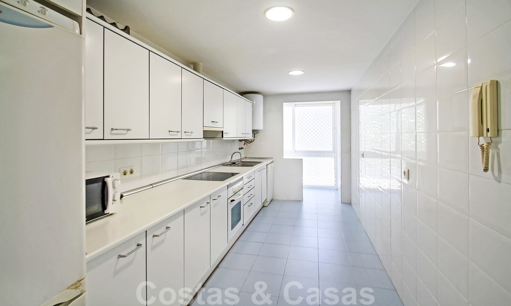 Amplio apartamento de 3 dormitorios en venta en Nueva Andalucía - Marbella, a poca distancia de la playa y Puerto Banús 23125