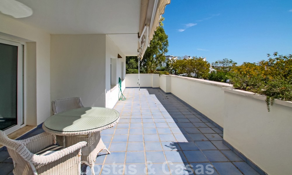 Amplio apartamento de 3 dormitorios en venta en Nueva Andalucía - Marbella, a poca distancia de la playa y Puerto Banús 23128