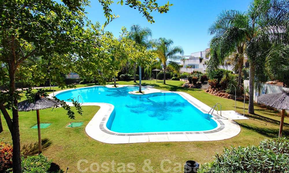 Amplio apartamento de 3 dormitorios en venta en Nueva Andalucía - Marbella, a poca distancia de la playa y Puerto Banús 23145