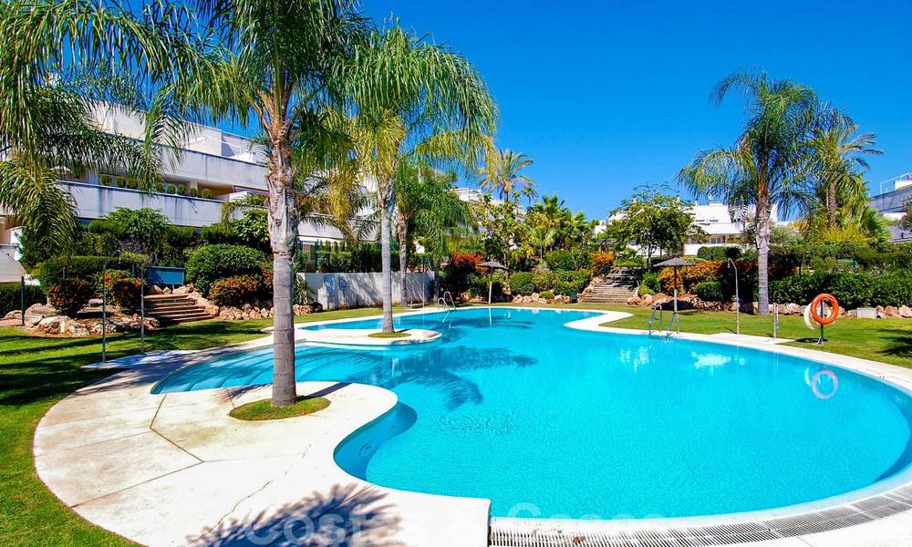 Amplio apartamento de 3 dormitorios en venta en Nueva Andalucía - Marbella, a poca distancia de la playa y Puerto Banús 23147
