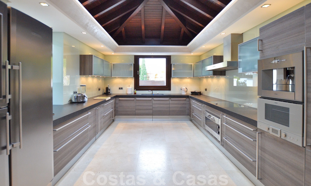 Magnífica villa con vistas panorámicas al mar en venta en un prestigioso complejo de golf 5* en la Nueva Milla de Oro, entre Marbella y Estepona 23299