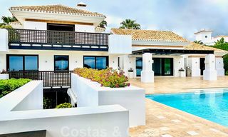 Magnífica villa con vistas panorámicas al mar en venta en un prestigioso complejo de golf 5* en la Nueva Milla de Oro, entre Marbella y Estepona 23300 