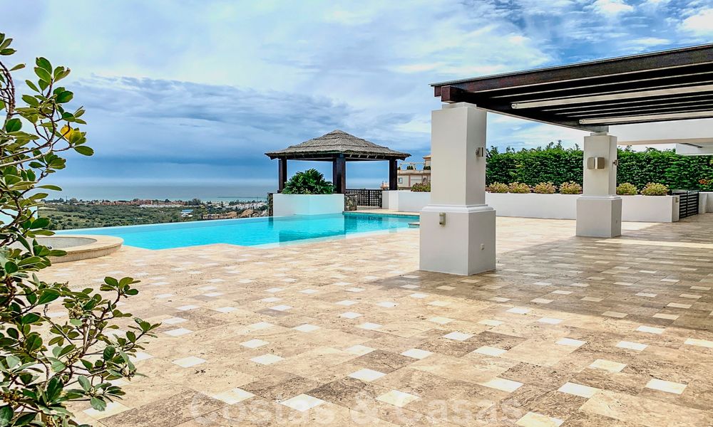 Magnífica villa con vistas panorámicas al mar en venta en un prestigioso complejo de golf 5* en la Nueva Milla de Oro, entre Marbella y Estepona 23302