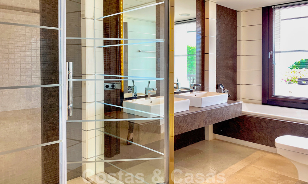 Magnífica villa con vistas panorámicas al mar en venta en un prestigioso complejo de golf 5* en la Nueva Milla de Oro, entre Marbella y Estepona 23305