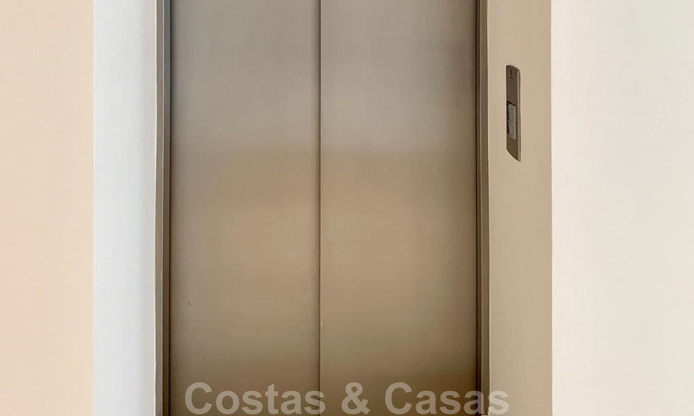 Magnífica villa con vistas panorámicas al mar en venta en un prestigioso complejo de golf 5* en la Nueva Milla de Oro, entre Marbella y Estepona 23306