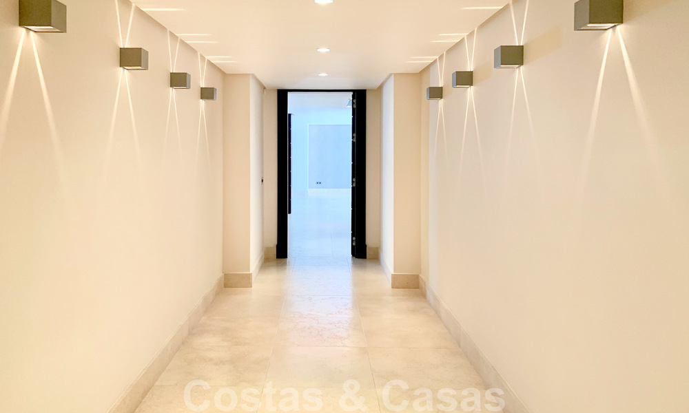 Magnífica villa con vistas panorámicas al mar en venta en un prestigioso complejo de golf 5* en la Nueva Milla de Oro, entre Marbella y Estepona 23307