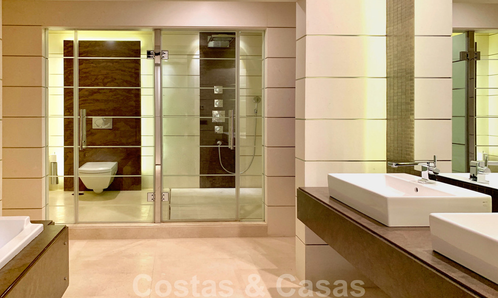 Magnífica villa con vistas panorámicas al mar en venta en un prestigioso complejo de golf 5* en la Nueva Milla de Oro, entre Marbella y Estepona 23316