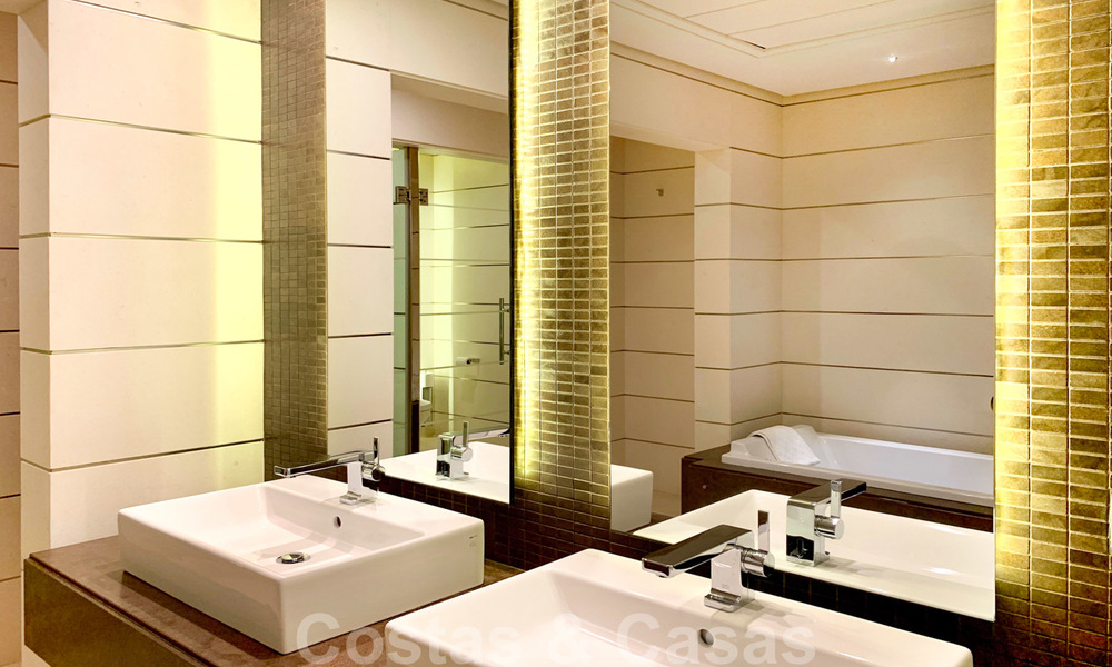 Magnífica villa con vistas panorámicas al mar en venta en un prestigioso complejo de golf 5* en la Nueva Milla de Oro, entre Marbella y Estepona 23317