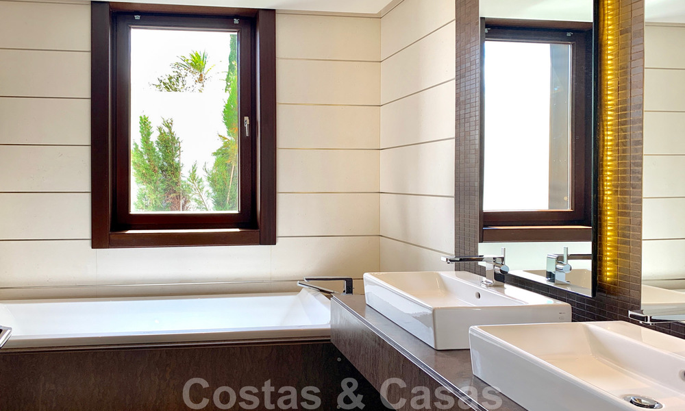 Magnífica villa con vistas panorámicas al mar en venta en un prestigioso complejo de golf 5* en la Nueva Milla de Oro, entre Marbella y Estepona 23318