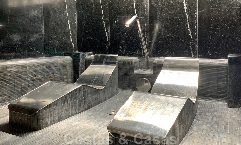 Magnífica villa con vistas panorámicas al mar en venta en un prestigioso complejo de golf 5* en la Nueva Milla de Oro, entre Marbella y Estepona 23320