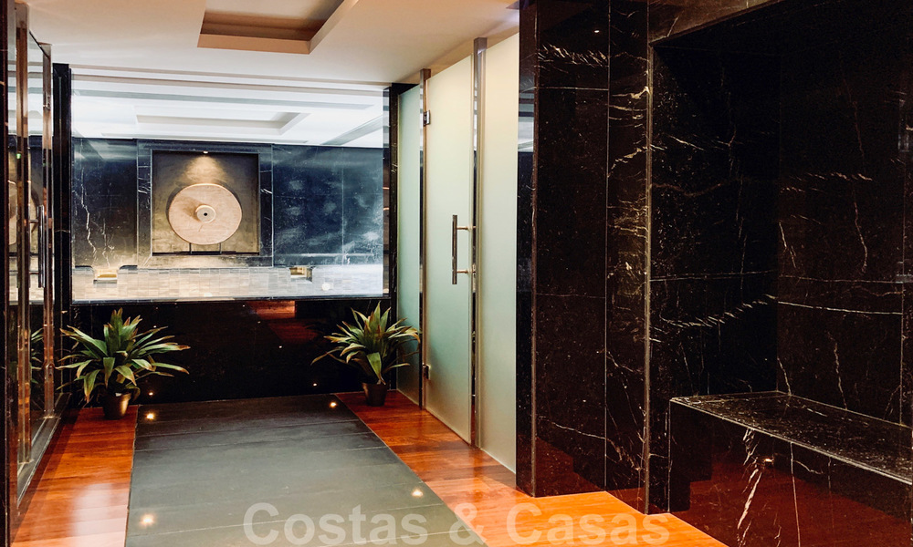 Magnífica villa con vistas panorámicas al mar en venta en un prestigioso complejo de golf 5* en la Nueva Milla de Oro, entre Marbella y Estepona 23324