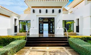 Magnífica villa con vistas panorámicas al mar en venta en un prestigioso complejo de golf 5* en la Nueva Milla de Oro, entre Marbella y Estepona 23330 