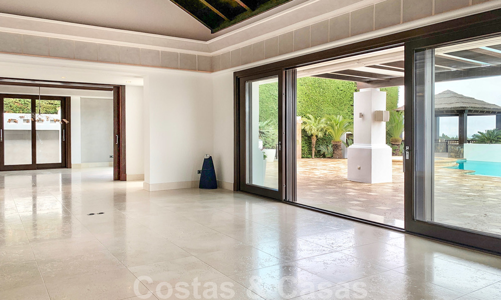 Magnífica villa con vistas panorámicas al mar en venta en un prestigioso complejo de golf 5* en la Nueva Milla de Oro, entre Marbella y Estepona 23337