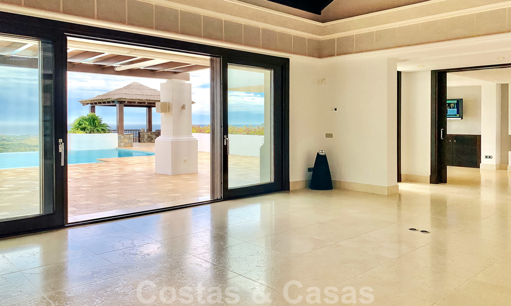 Magnífica villa con vistas panorámicas al mar en venta en un prestigioso complejo de golf 5* en la Nueva Milla de Oro, entre Marbella y Estepona 23339