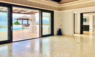 Magnífica villa con vistas panorámicas al mar en venta en un prestigioso complejo de golf 5* en la Nueva Milla de Oro, entre Marbella y Estepona 23339 