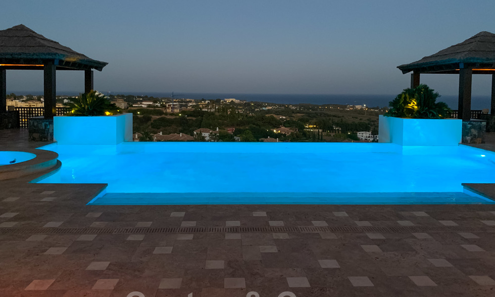 Magnífica villa con vistas panorámicas al mar en venta en un prestigioso complejo de golf 5* en la Nueva Milla de Oro, entre Marbella y Estepona 23347