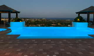Magnífica villa con vistas panorámicas al mar en venta en un prestigioso complejo de golf 5* en la Nueva Milla de Oro, entre Marbella y Estepona 23347 